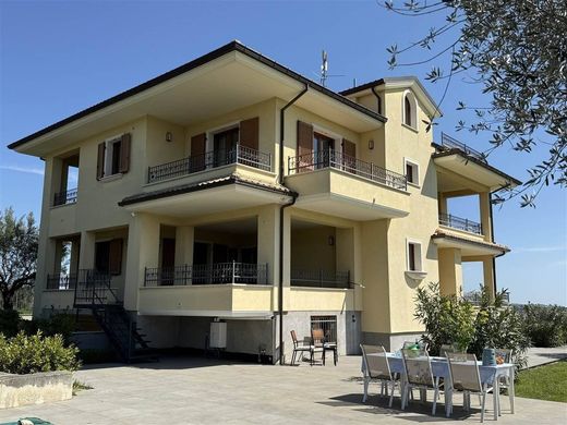 Villa in Sant'Egidio alla Vibrata, Provincia di Teramo