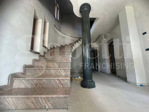 Βίλα σε Longone al Segrino, Provincia di Como