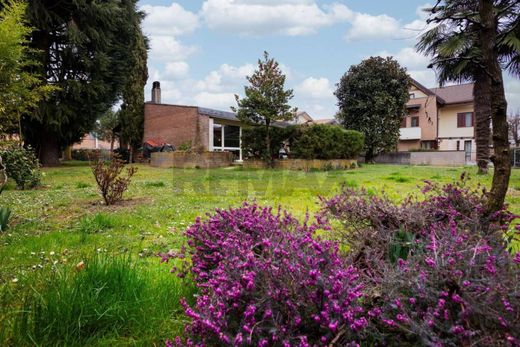 Villa en Usmate-Velate, Provincia di Monza e della Brianza