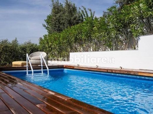 Villa Vico Equense, Napoli ilçesinde