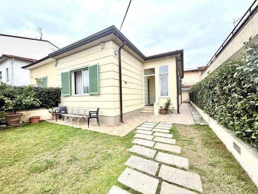 Villa à Camaiore, Lucques