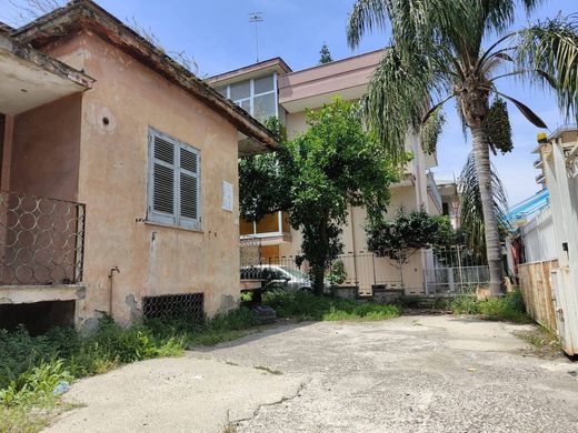 Villa Pomigliano d'Arco, Napoli ilçesinde