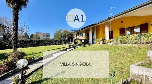 Villa in Lazzate, Provincia di Monza e della Brianza