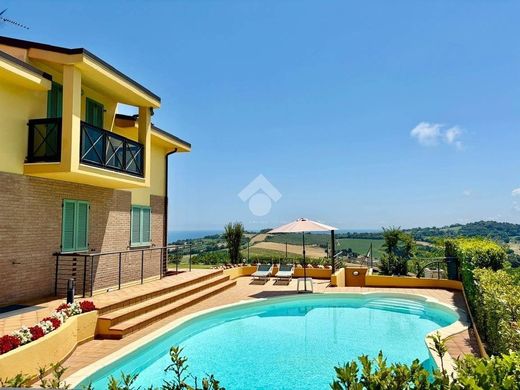Villa Pesaro, Pesaro e Urbino ilçesinde