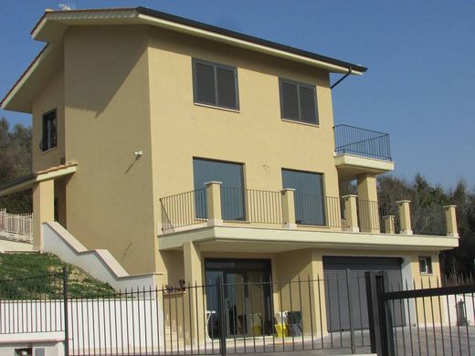 Villa in Castel Madama, Rome