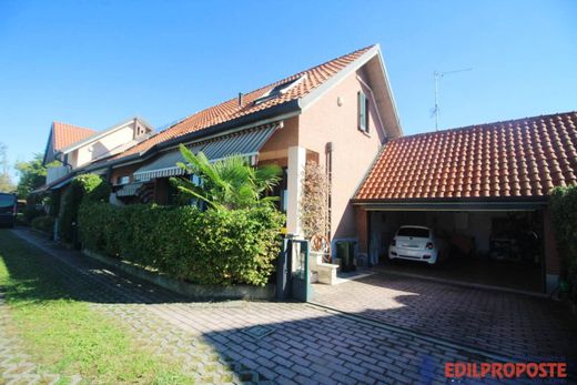 Villa in Misinto, Province of Monza and Brianza