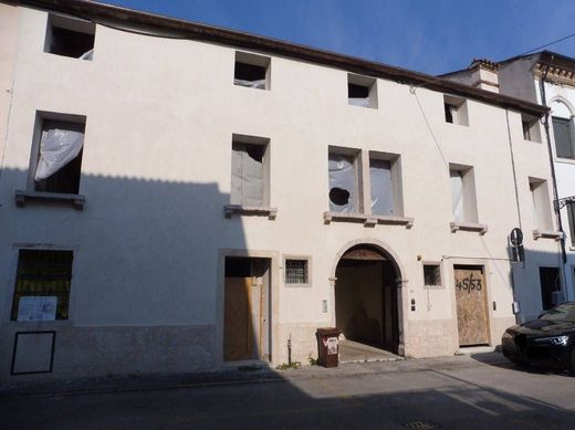 Apartment / Etagenwohnung in Bassano del Grappa, Provincia di Vicenza