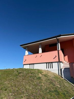 Villa in Mango, Provincia di Cuneo