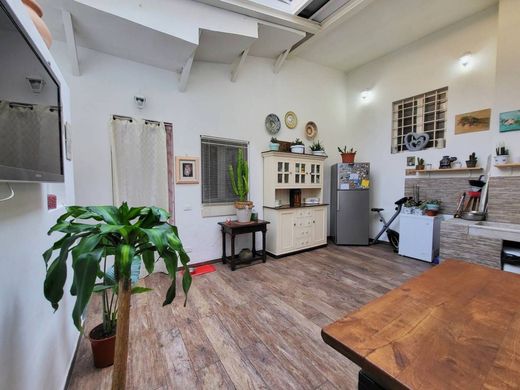 Casa di lusso a Campi Bisenzio, Firenze