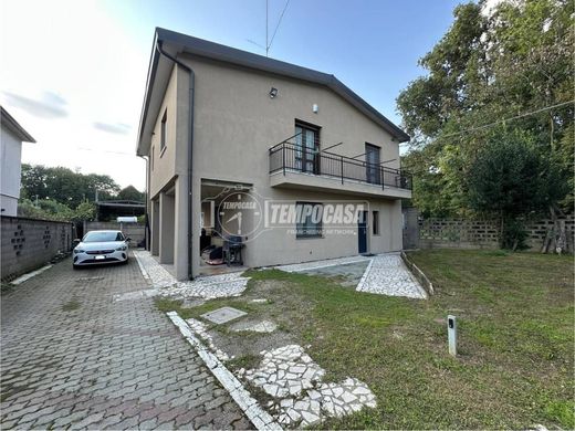 Villa in Cogliate, Provincia di Monza e della Brianza