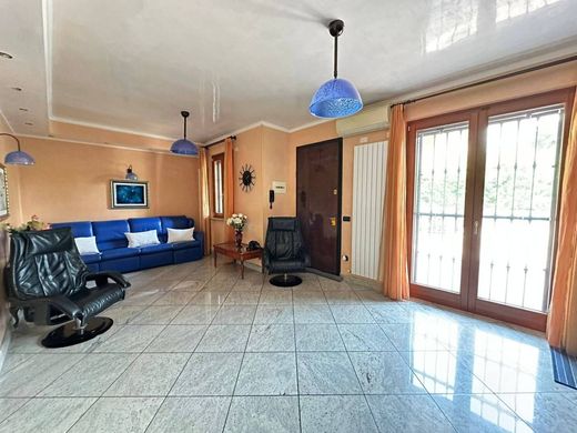 Villa in Opera, Città metropolitana di Milano