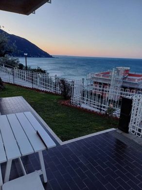 Apartment / Etagenwohnung in Recco, Genua