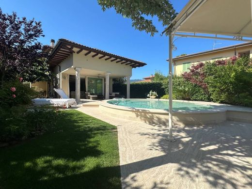 Villa Forte dei Marmi, Lucca ilçesinde