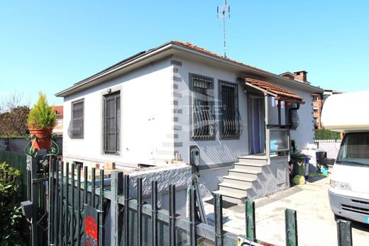 빌라 / Beinasco, Torino