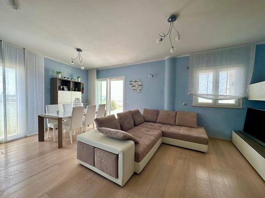 Apartment / Etagenwohnung in Fiumicino, Rom