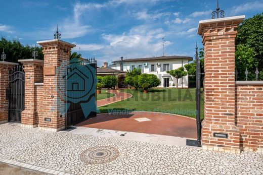 Villa Gonzaga, Mantova ilçesinde