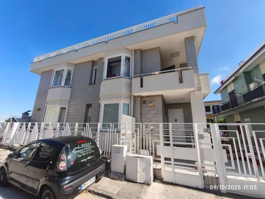 Вилла, San Sebastiano al Vesuvio, Napoli