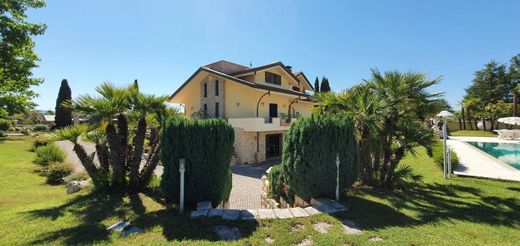 Villa Alatri, Frosinone ilçesinde