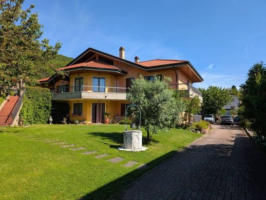 Cuasso al Monte, Provincia di Vareseのヴィラ