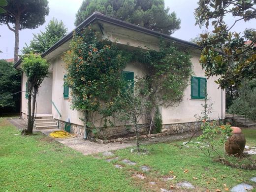 Villa in Massa, Provincia di Massa-Carrara