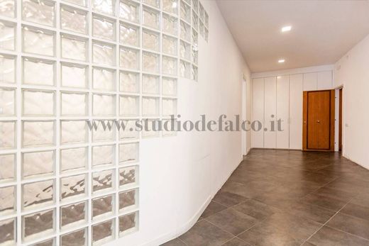 Apartment / Etagenwohnung in Neapel, Kampanien