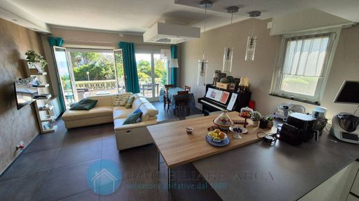 Dom szeregowy w Varazze, Provincia di Savona