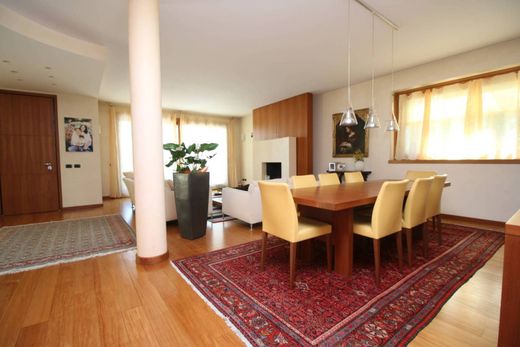 Villa a Inverigo, Como