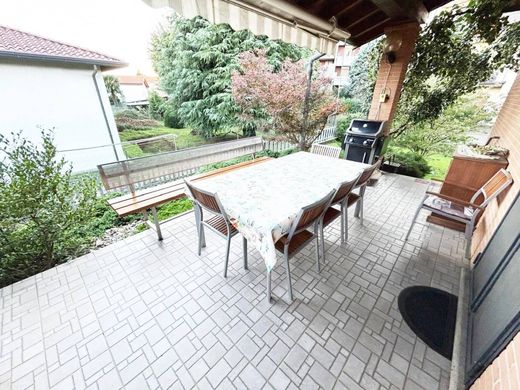 Villa in Gerenzano, Provincia di Varese