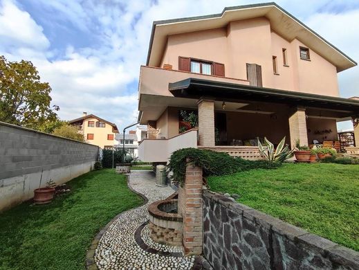 Villa in Pogliano Milanese, Città metropolitana di Milano