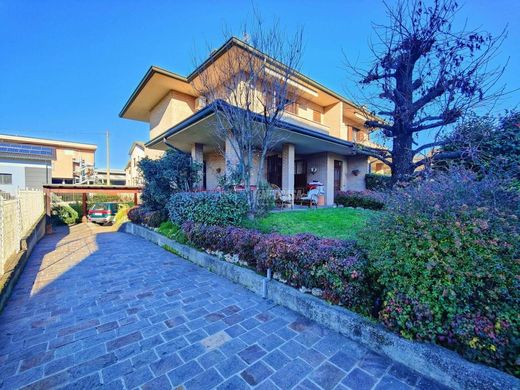 Villa in Lentate sul Seveso, Provincia di Monza e della Brianza