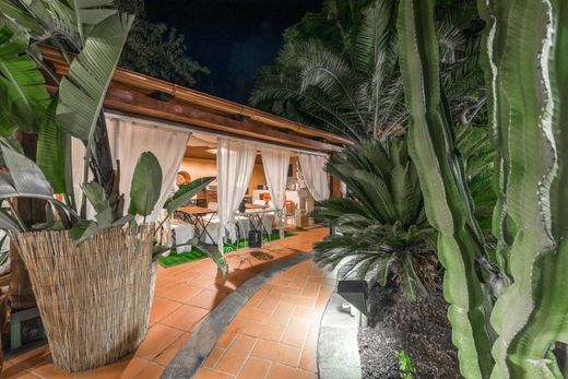 Apartment / Etagenwohnung in Leni, Messina