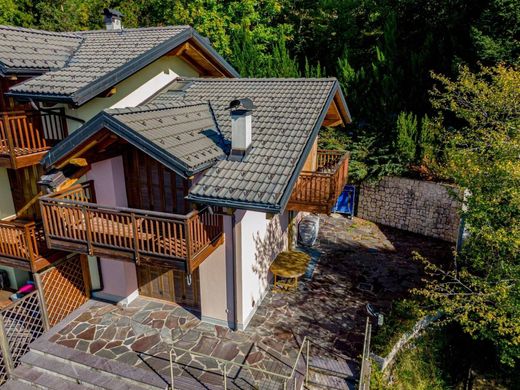 Villa in Folgaria, Provincia autonoma di Trento