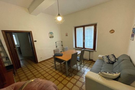 Apartment / Etagenwohnung in Siena, Provincia di Siena