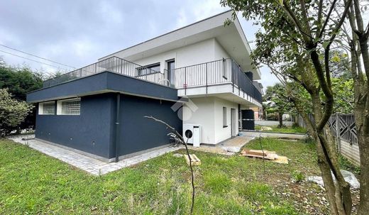 Villa in Lomazzo, Provincia di Como