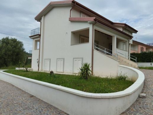 Villa a Vallo della Lucania, Salerno