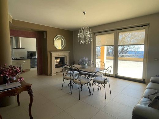 Villa a Nebbiuno, Novara