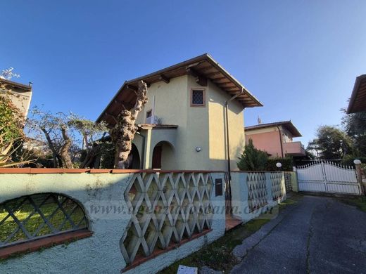 Villa a Forte dei Marmi, Lucca