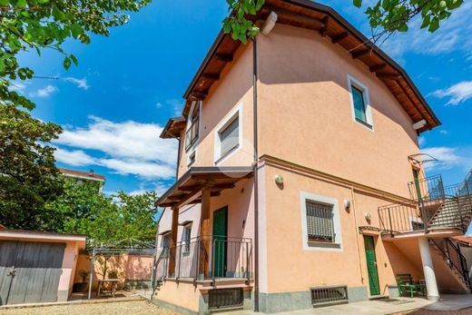 Apartment / Etagenwohnung in Collegno, Turin