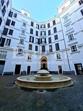 Apartment / Etagenwohnung in Neapel, Kampanien