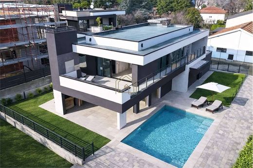 Villa a Desenzano del Garda, Brescia