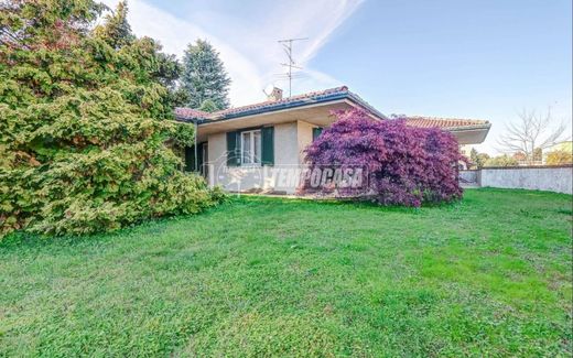 Villa a Castano Primo, Milano