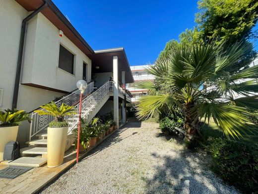 Casa di lusso a Martinsicuro, Teramo