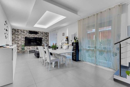 Trezzano sul Naviglio, Città metropolitana di Milanoのテラスハウス