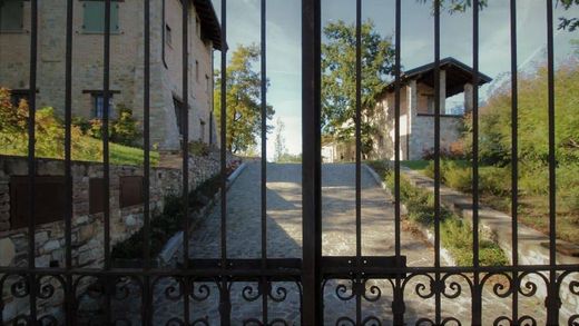 Köy evi Pianello Val Tidone, Piacenza ilçesinde