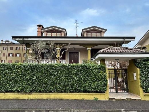 Villa in Buccinasco, Milan