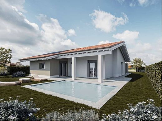 ﻓﻴﻼ ﻓﻲ Buguggiate, Provincia di Varese