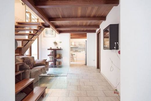 Apartment / Etagenwohnung in Neapel, Kampanien