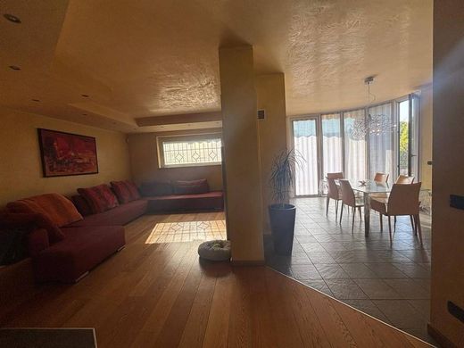 Villa a Villa d'Adda, Bergamo