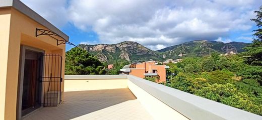 Apartment / Etagenwohnung in Piano di Sorrento, Neapel