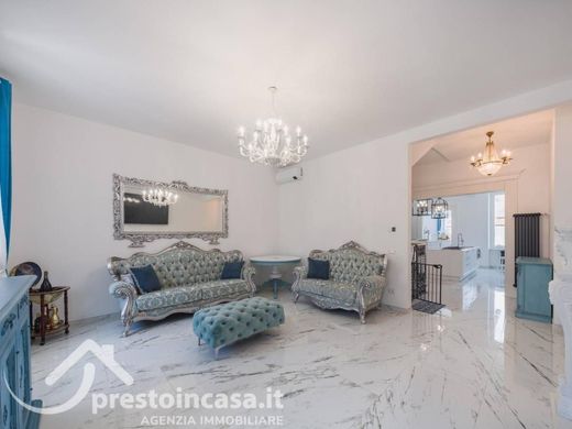 Villa a Viareggio, Lucca